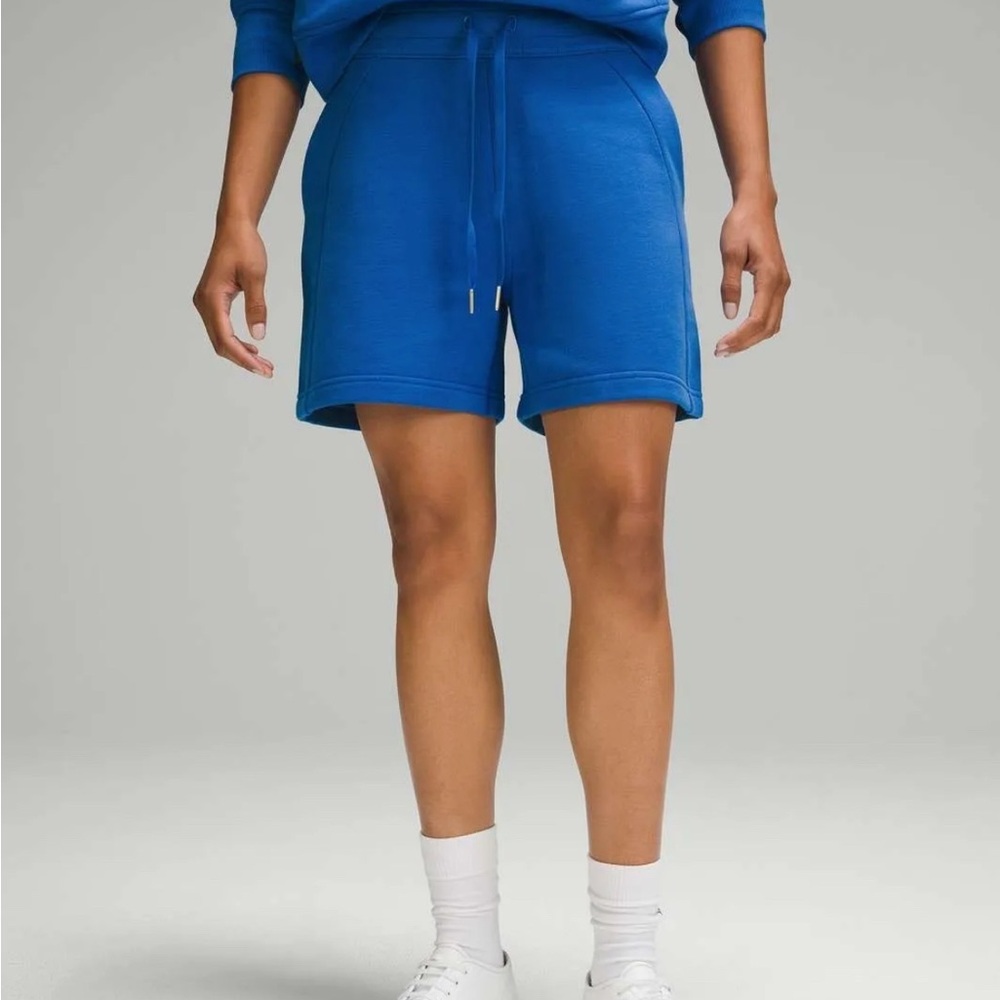 Lululemon Scuba High-Rise
Short 5" Blazer Blue Tone $78
Retail NWT